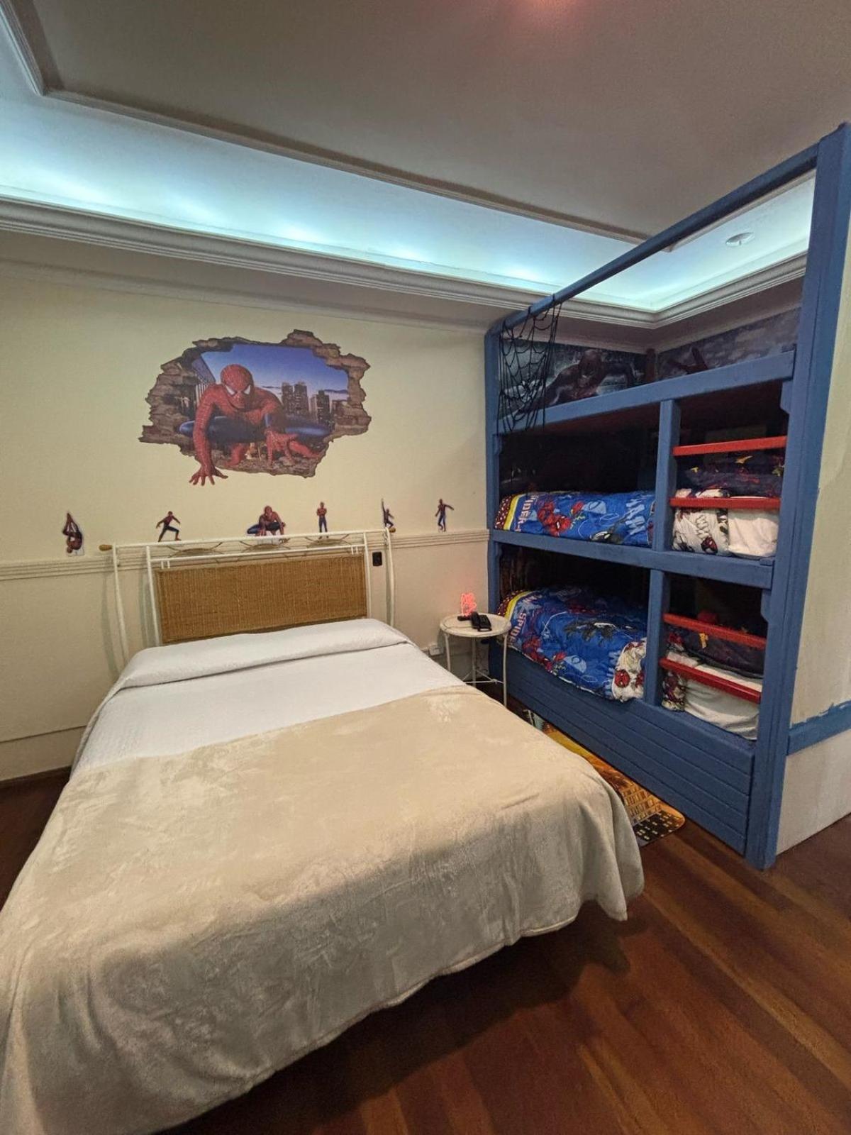 Quarto Quádruplo Família